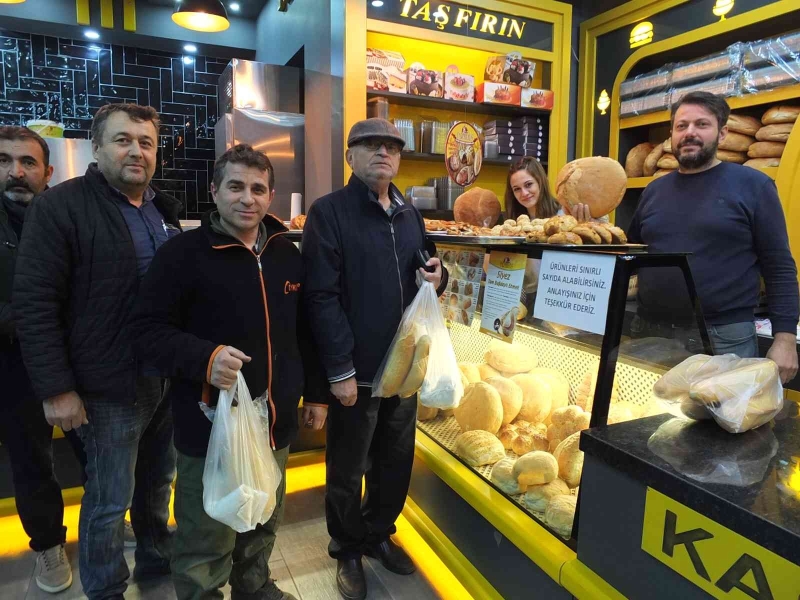 Burhaniye’de ucuz ekmek kampanyasına yoğun ilgi
