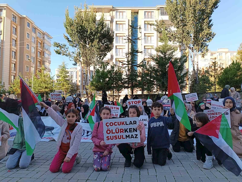 Vanlı kadınlar Filistin’e destek için ‘sessiz oturma eylemi’ başlattı
