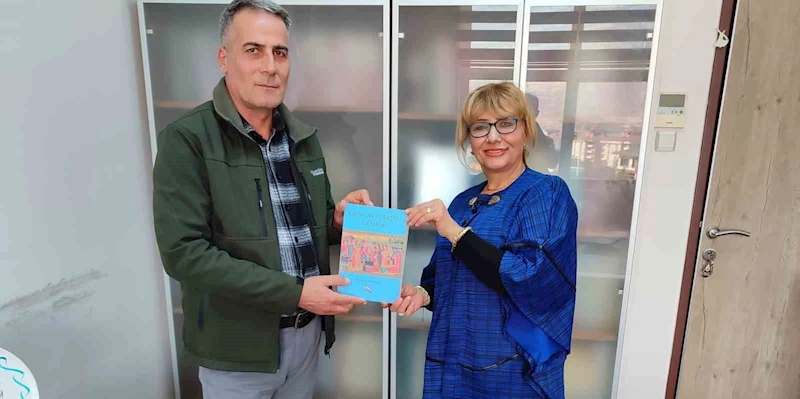 Doç. Dr. Güllüdağ’dan babasının anısına üniversiteye 460 akademik kitap bağışı
