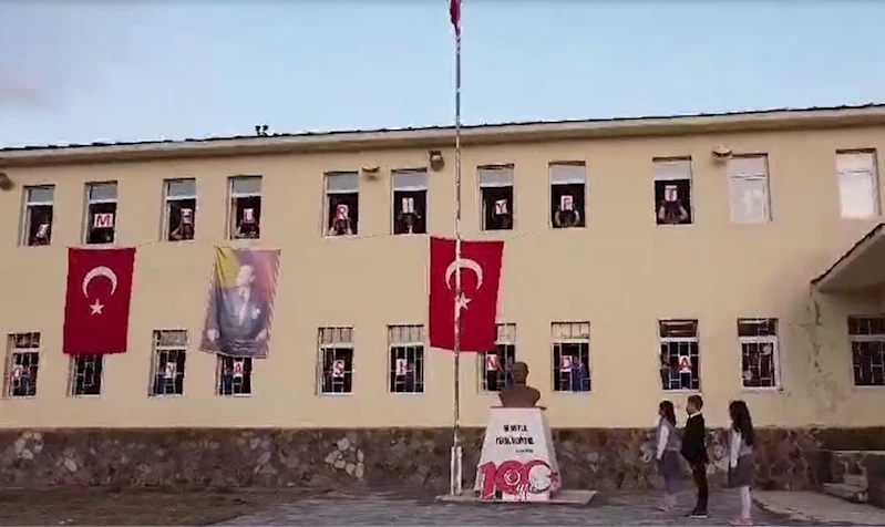 Köy okulu öğretmen ve öğrencilerinden Cumhuriyet klibi
