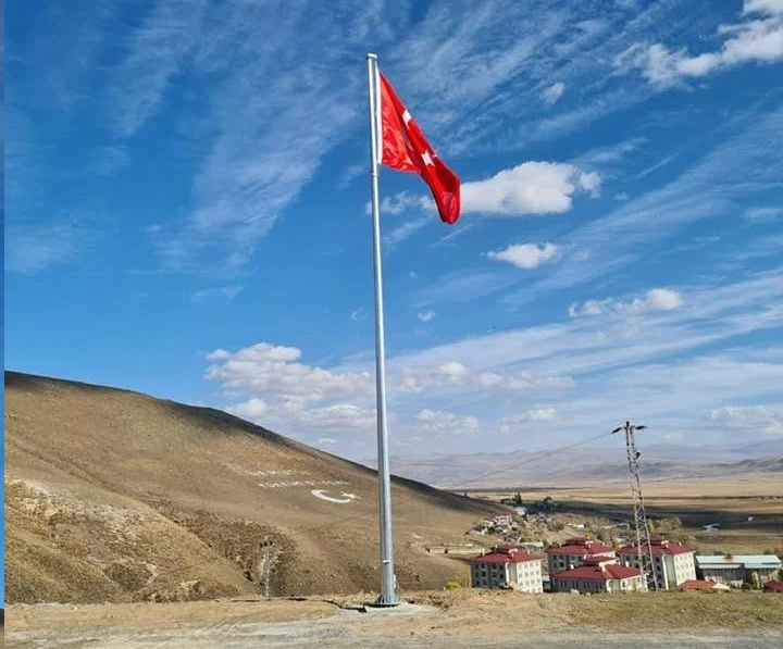 Dev Türk Bayrağı Çıldır semalarında dalgalanacak
