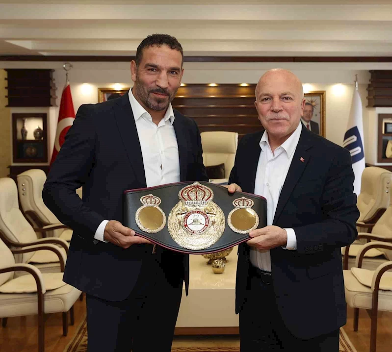 Başkan Sekmen şampiyon  boksör Fırat Arslan’ı ağırladı
