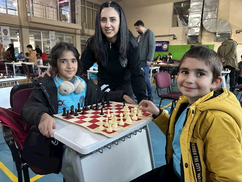 Yüksekova’da 100 öğrencinin katılımıyla satranç turnuvası düzenlendi
