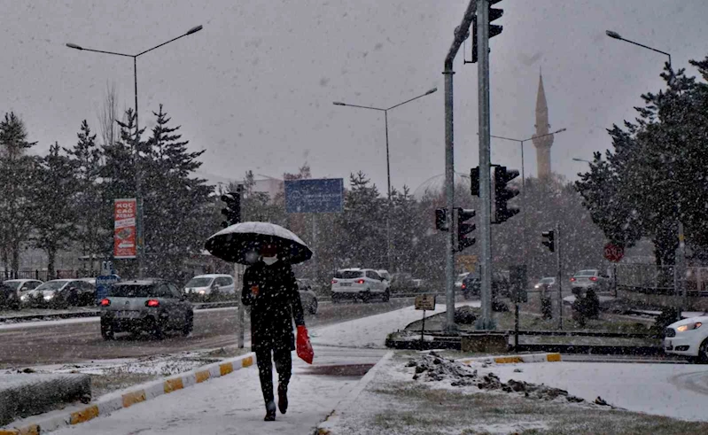 Erzurum güne karla başladı
