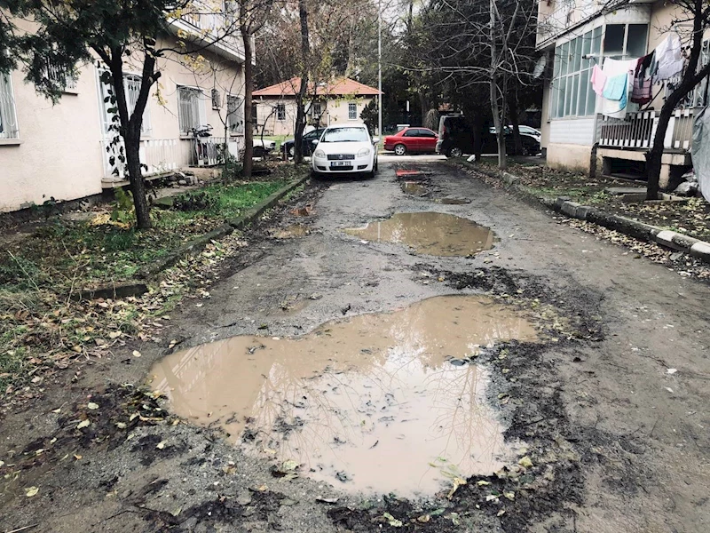 Erzincan’da ara sokaklarda yollar köstebek yuvasına döndü
