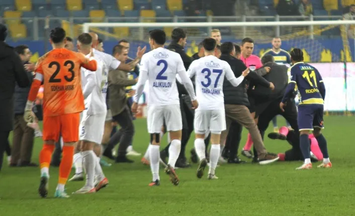 Türk futbolunun utanç gecesi! Hakem Halil Umut Meler