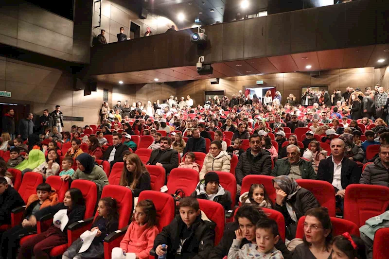 Kars Belediyesi Tiyatro Topluluğu seyirciyle buluştu
