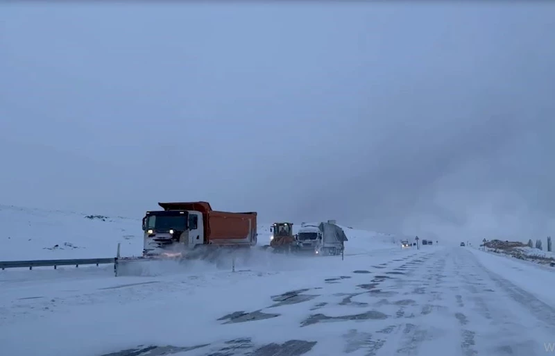 Ardahan’da kar esareti: Yollar kapandı, zincirleme kazalar meydana geldi
