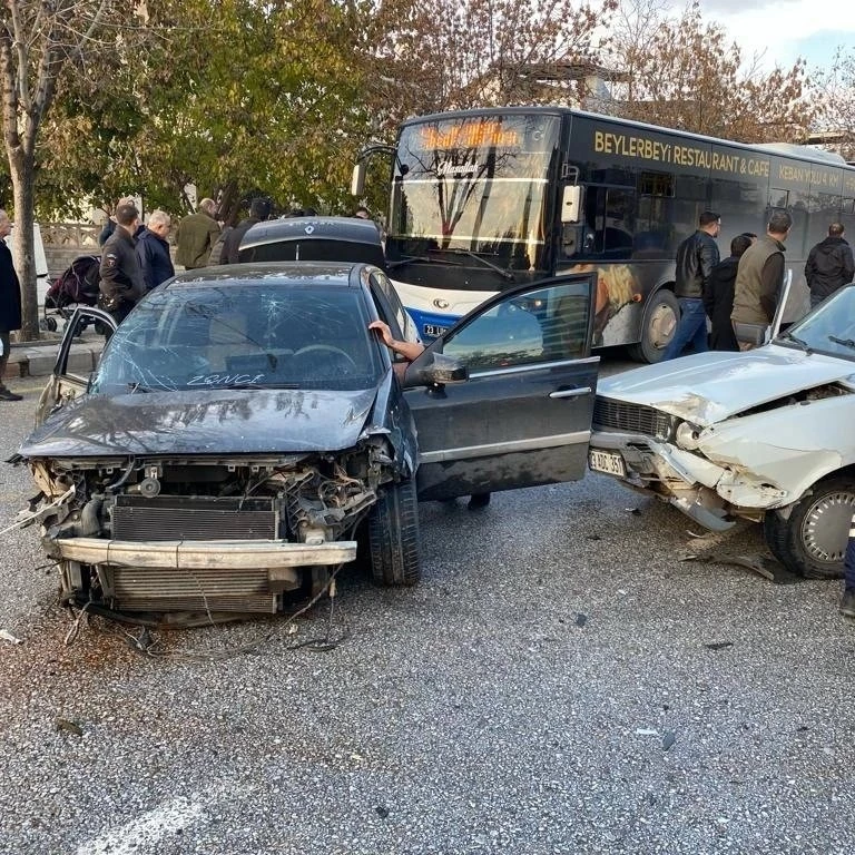 Elazığ’da zincirleme trafik kazası: 3 yaralı
