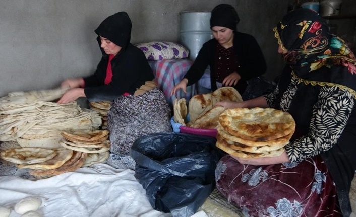 Hakkarili kadınlar, deprem bölgesine bayatlama süresi uzun olan ekmek yapıp gönderdiler