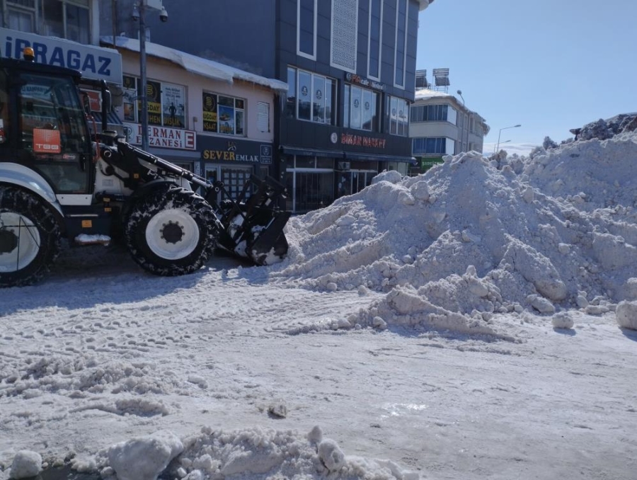 Varto’nun cadde ve sokaklarında biriken kar kütleleri ilçe dışına taşınıyor