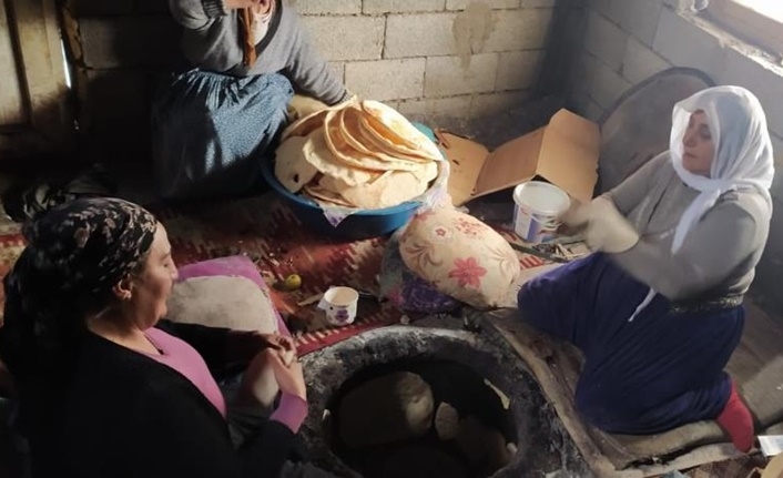 Hakkarili kadınların ekmek mesaisi! Deprem bölgesi için tandır başından ayrılmıyorlar