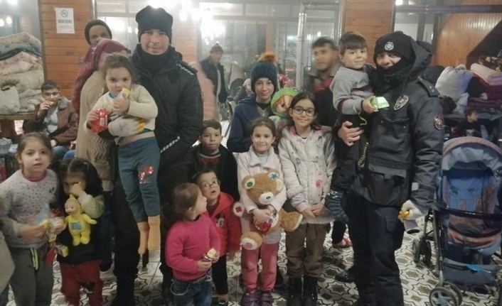Van polisi depremzede çocuklara etkinlik düzenleyerek oyuncak dağıtımı yaptı