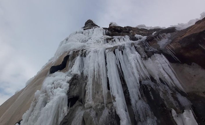Deliklitaş, eksi 20 dereceye varan soğuklar nedeniyle tamamen buzla kaplandı