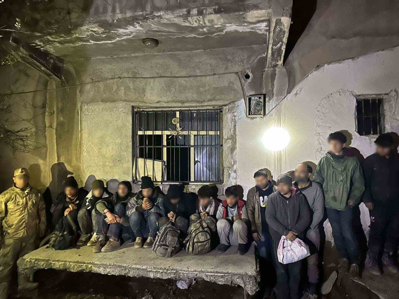Van’da 13 Afganistan uyruklu düzensiz göçmen yakalandı
