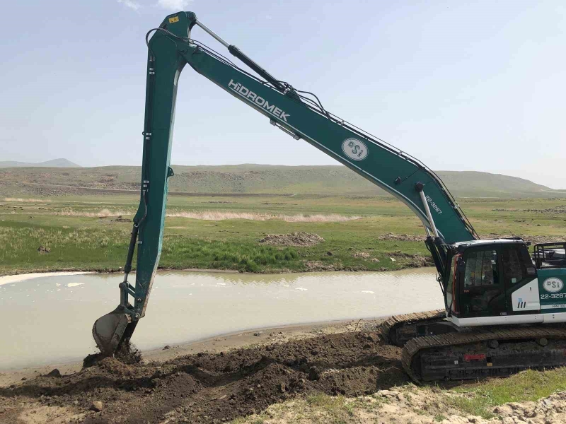 Ahlat’ta sulama kanalları temizleniyor
