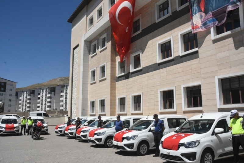 Bitlis Emniyet Müdürlüğüne 20 araç bağışlandı
