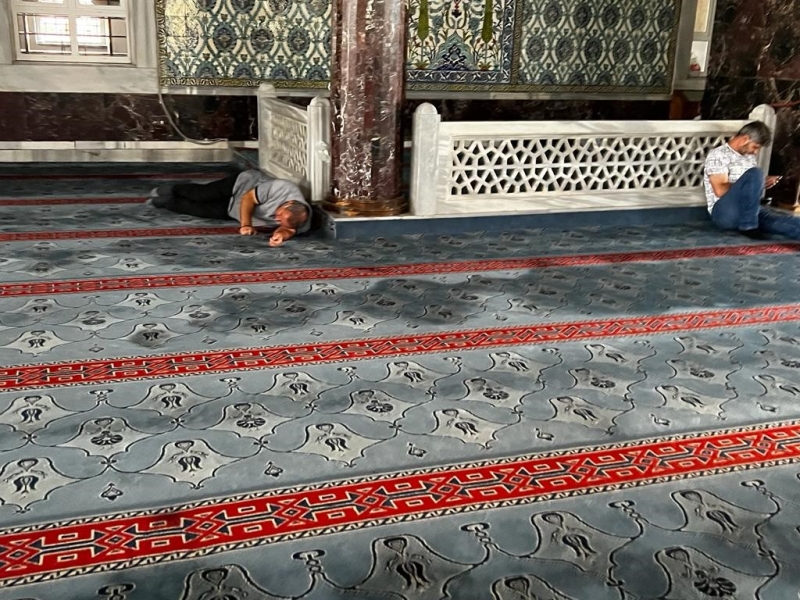 Elazığ’da sıcaktan bunalan vatandaşlar camilerde serinliyor
