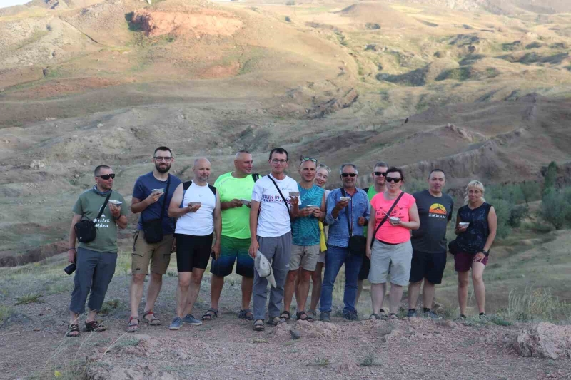 Ağrı Dağı’nda zirve yapan turistler, aşure yedi
