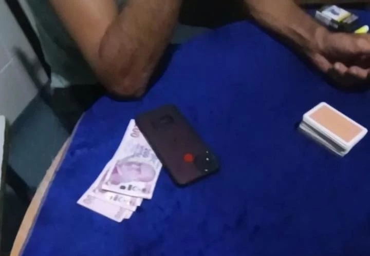 Adilcevaz’da kumar oynadıkları tespit edilen 4 kişiye 15 bin lira ceza uygulandı
