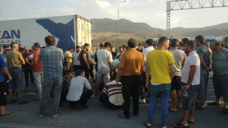 İran sınırında bekleyen tır şoförlerinden tepki
