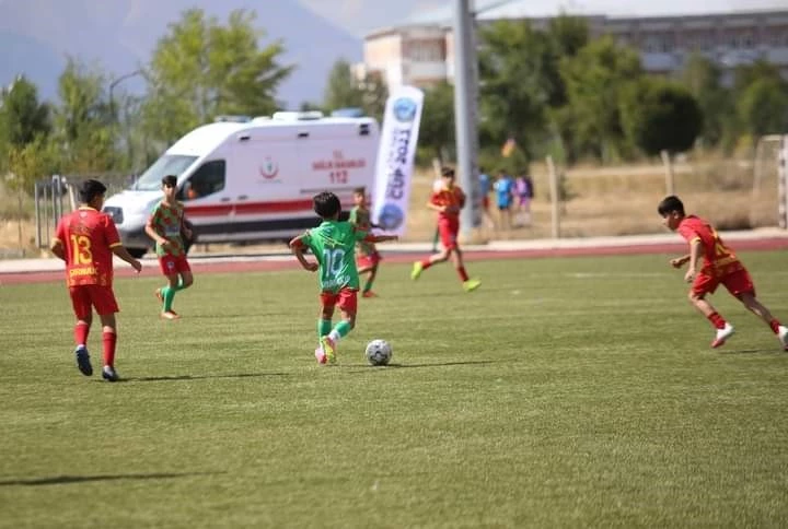 UYAFA Ağrı Dağı Cup Futbol Turnuvası’nın şampiyonu Diyarbakır oldu
