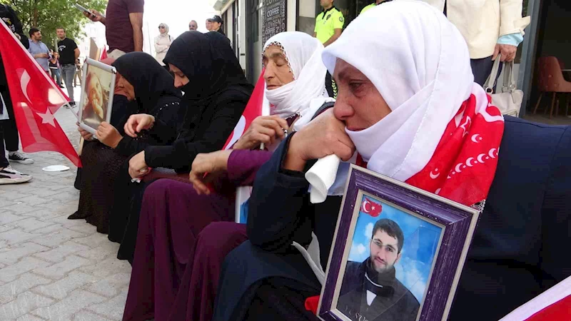 Evlat nöbetindeki anne Nazlı Sancar: “Kanımın son damlasına kadar HDP’nin kapısından ayrılmayacağım”

