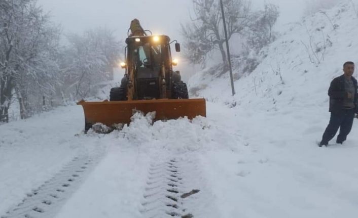 Ani kar yağışı yüzünden 15 köy yolu kapandı