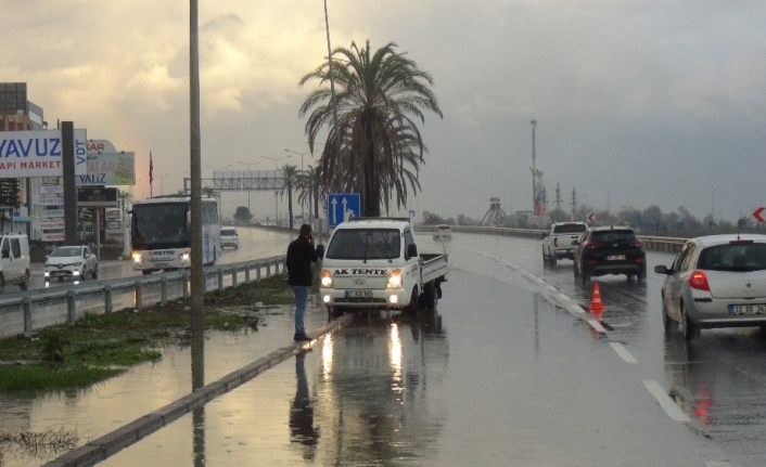 Antalya D-400 Karayolundaki su birikintileri kazaya neden oldu