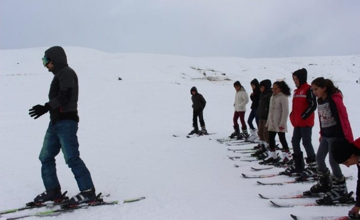 Çaldıranlı çocuklar kayak öğreniyor