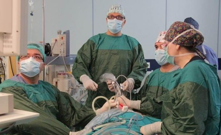 İzsiz tiroid cerrahisinde tarih yazan cerrahlar dünyaya başarısını anlatıyor