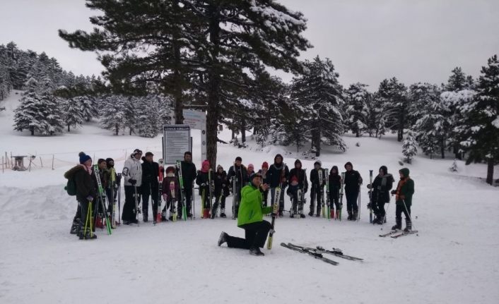Öğrencilerin kayak keyfi