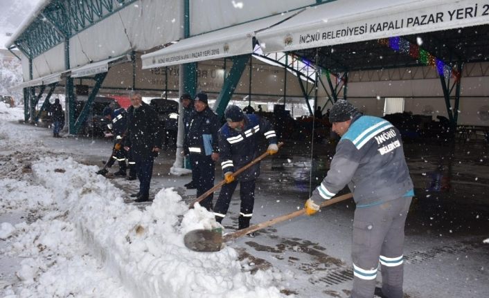 Başkan Bozkurt kar savurma makinesi başında
