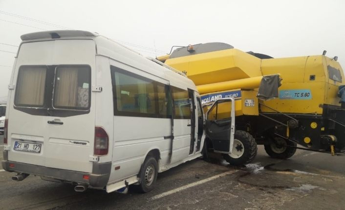 Diyarbakır’da trafik kazası: 6’sı öğrenci 14 yaralı