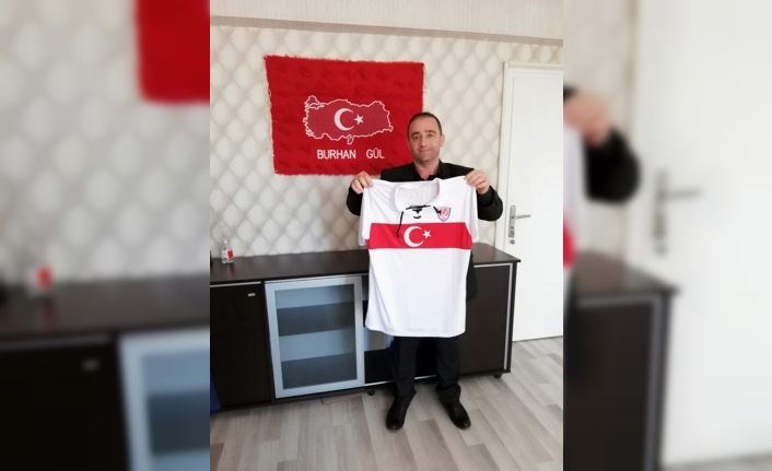 Hokey Federasyonu’ndan Burhan Gül’e milli takım forması
