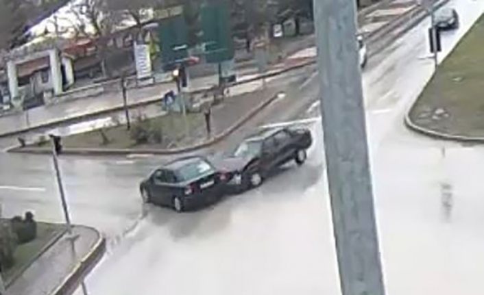 Kırmızı ışıkta geçen sürücünün sebebiyet verdiği kaza, MOBESE kamerasında