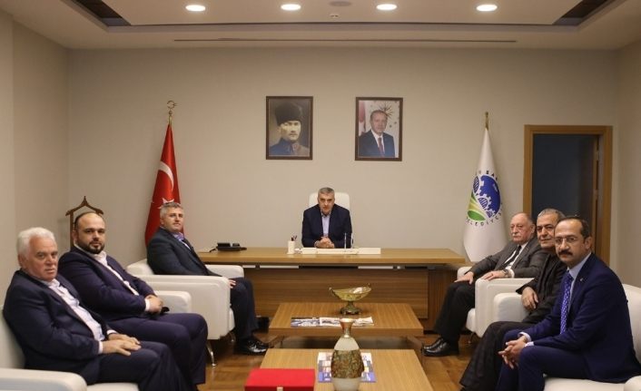 Başkan Toçoğlu Akyazı Ticaret ve Sanayi Odası üyeleri ile 3. OSB Yönetimini makamında ağırladı