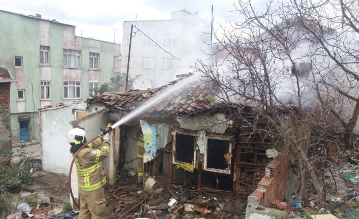 Erdek’te metruk ev yandı