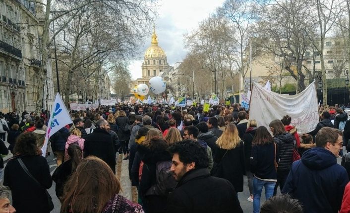 Fransa’da öğretmenler eğitim yasa tasarılarını protesto etti
