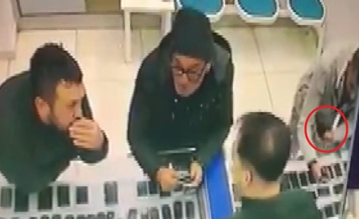 Kocaeli’de telefon hırsızları güvenlik kamerasına yakalandı