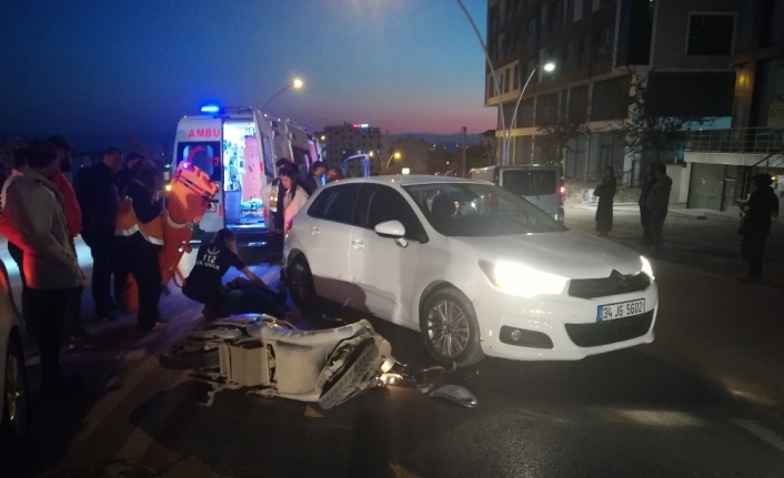 Otomobille çarpışan elektrikli bisikletin sürücüsü yaralandı