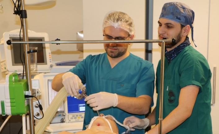 Rize’de tıp öğrencileri için hastaneyi ve gerçek hastayı aratmayan simülasyon merkezi kuruldu