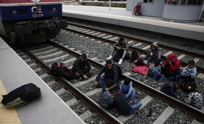Mülteciler Atina tren istasyonunu işgal etti
