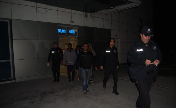 Polis barikatını aşamadı, 21 kaçak yakalandı
