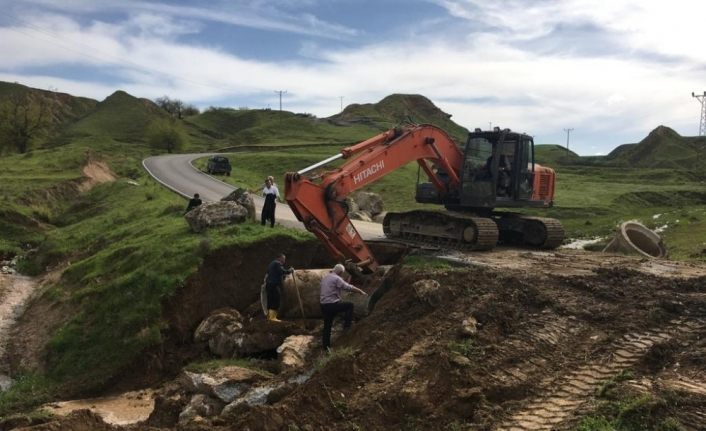 Sason ve Kozluk’ta yağmur sonrası tahrip olan köy yolları onarılıyor