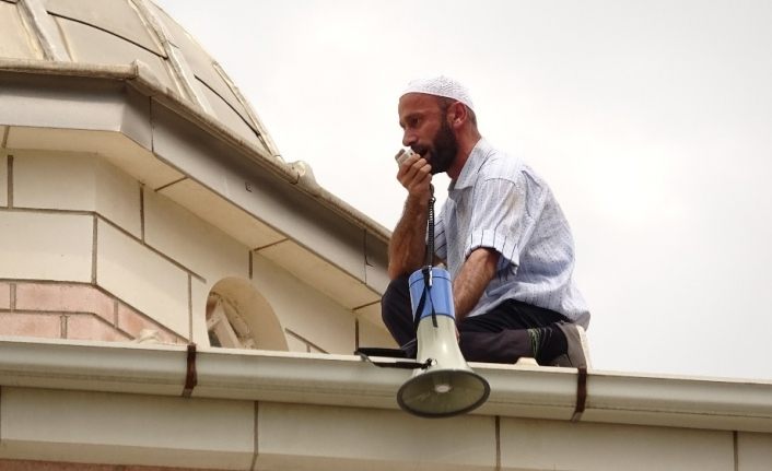 Eski eşi çocuğunu göstermeyince kayınpederinin imamlık yaptığı caminin çatısına çıktı