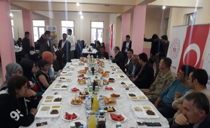Kaymakam Dundar ve Başkan Ensari sporcularla iftar açtı