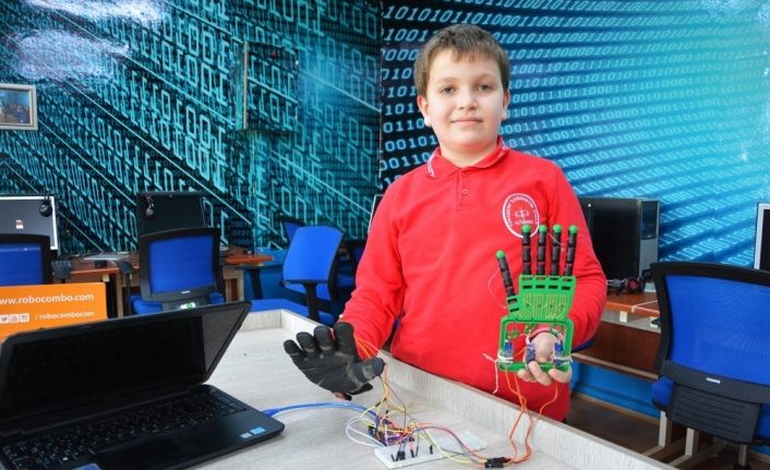 Yayla okulunun öğrencileri robot el yaptı