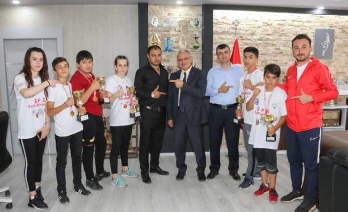 Başkan Öztürk, Muaythaı’cı Sporcuları Kabul Etti