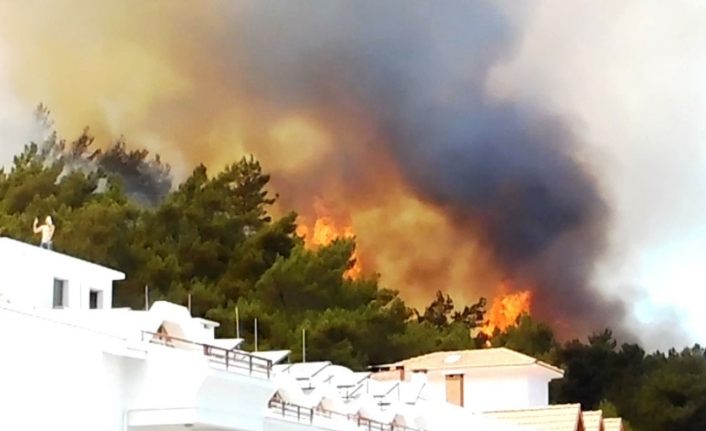 Marmaris’teki yangın yerleşim yerlerini tehdit  ediyor